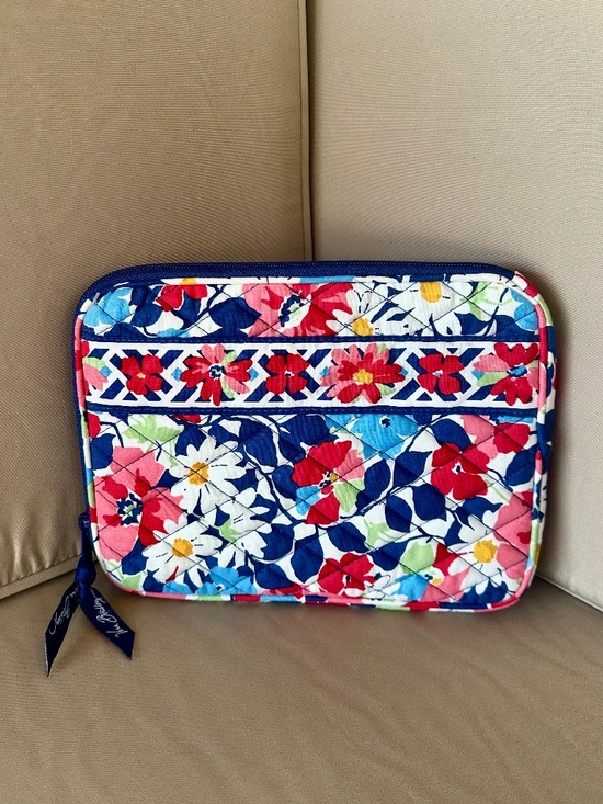 Vera Bradley Handbags - Vera Bradley Summer Cottage E-Reader/ Tablet Sleeve NWOT